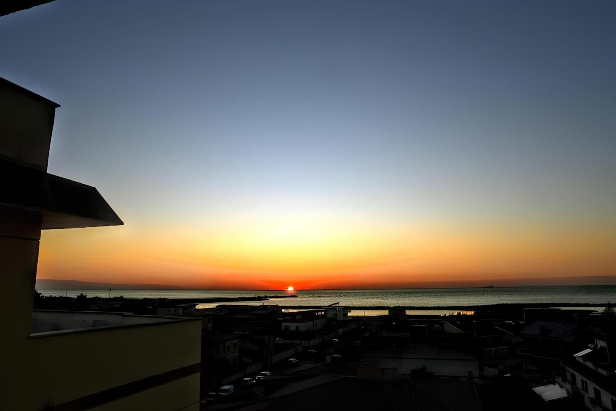 Ferienwohnung Vuel Sea View House -10 Minutes From The Airport Fiumicino Exterior foto